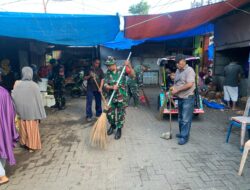 Personil Koramil 1408-09/Tamalate Karya Bakti Bersihkan Fasum, Giliran Pasar Pa’baeng-baeng 