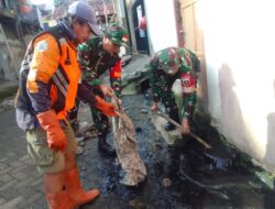 Cegah Bencana dan Penyakit, Koramil 1408-09/Tamalate Karbak Bersihkan Selokan 
