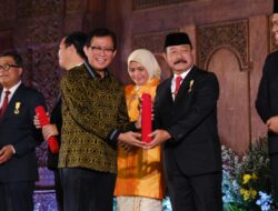 Berkontribusi Turunkan Stunting, Wabup dan Ketua PKK Gowa Terima Penghargaan BKKBN