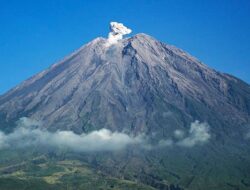 Erupsi Berkali-kali Pagi Tadi, Gunung Semeru Status Siaga