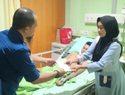 Tim Dinas Damkarmat Makassar Jenguk 2 Korban Laka yang Tertabrak Mobil Pemadam