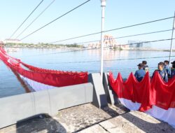 Bendera Merah Putih Sepanjang 7.900 Meter Membentang di Perairan Pantai Losari