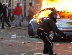 3 Bocah Tewas Ditikam, Kerusuhan Pecah di Inggris