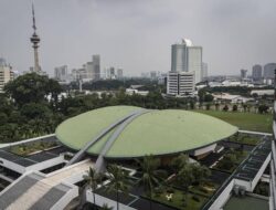 Ada Gelombang Penolakan, DPR Akhirnya Tunda Pengesahan Revisi UU Pilkada