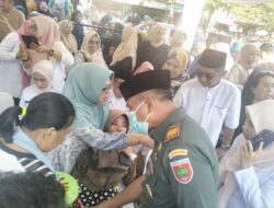 Masyarakat Serbu Ribuan Bakul Maulid di Pelataran Masjid Agung, Ada Yang Pingsan dan Terinjak