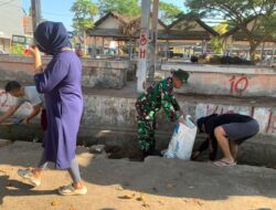 Antisipasi Banjir dan Timbulnya Penyakit, Personil Koramil 1408-09/TML Bersinergi Bersihkan Selokan