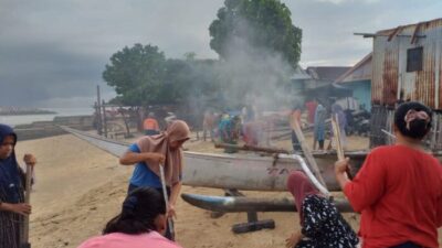 Pimpin Kerja Bakti di Barrang Caddi, Sekcam Sangkarrang Tekankan Pentingnya Partisipasi Seluruh Pihak