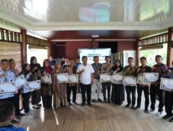 Bahtiar Beri Penghargaan 14 Guru Berprestasi di Sulbar