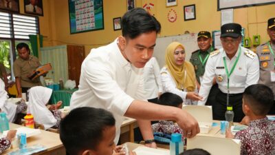 Wapres Gibran Tinjau Simulasi Makan Bergizi Gratis di Maros