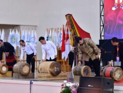 Gibran Lanjut ke Torut, Bagi-bagi Susu dan Buku di Jalan