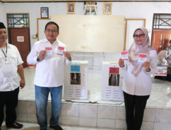 Cabup Lutra Fauzi dan Istri Nyoblos di TPS 003 Dusun Tamboke