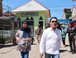 Nyoblos di TPS Pisang Selatan, Pj Sekda Makassar Irwan Adnan Jalan Kaki Bareng Istri