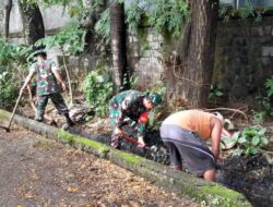 Antisipasi Banjir di Musim Penghujan, Personil 1408-09/Tamalate Bersinergi Bersihkan Selokan 