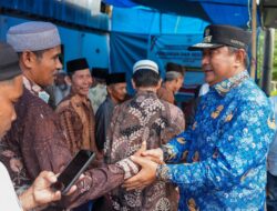 Pj Gubernur Sulbar Serahkan Bantuan Rehabilitasi Rumah Bagi Korban Banjir di Mamuju
