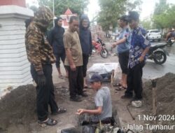 Antisipasi Genangan Air di Jalan Tumanurung, Dinas PUPR Gowa Lakukan Pembersihan Saluran Air