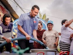 Andi Seto Bagi-bagi Air Bersih di Tallo, Warga Sorak “Oke Gas…”
