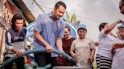 Andi Seto Bagi-bagi Air Bersih di Tallo, Warga Sorak “Oke Gas…”