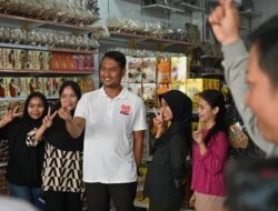 Momen Andi Seto Blusukan di Jalan Somba Opu dan Penghibur