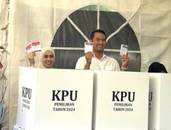 Ditemani Istri, Andi Seto Mencoblos di TPS 04 Ballaparang Rappocini