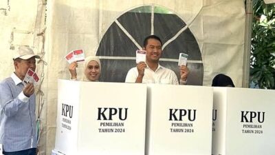 Ditemani Istri, Andi Seto Mencoblos di TPS 04 Ballaparang Rappocini