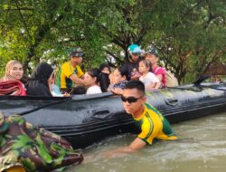 Brigif 3/TBS Evakuasi 8 KK Terdampak Banjir di Tellumpoccoe Maros