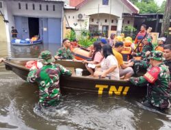 Banjir Melanda, Kodim 1408/Makassar Turunkan Perahu Khusus Bantuan Panglima TNI Evakuasi Warga