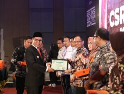Danny Serahkan Penghargaan CSR Award 2024 kepada 7 Perusahaan di Makassar