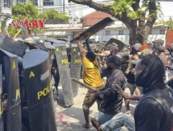 Demo Mahasiswa Papua di Makassar Ricuh, 2 Polisi Cedera