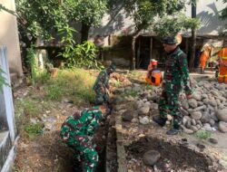 Antisipasi Banjir, Personil 1408-09/Tamalate Kembali Bersinergi Bersihkan Selokan 