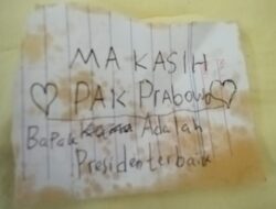 Senang dan Lahap Makan Gratis, Siswa SD Tinggalkan Tulisan di Secarik Kertas 