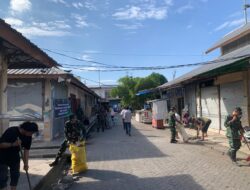 Personil Koramil 1408-09/Tamalate Sasar Lapak Pabbaeng-Baeng, Bersihkan Sampah Penyumbat Selokan