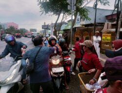 Kowari Berbagi Ratusan Takjil Jelang Berbuka Puasa