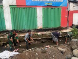 Personil Koramil  1408-09/Tamalate Lakukan Pembersihan Selokan, Upaya Bantu Masyarakat Antisipasi Banjir 