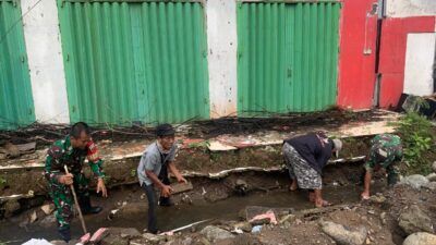 Personil Koramil  1408-09/Tamalate Lakukan Pembersihan Selokan, Upaya Bantu Masyarakat Antisipasi Banjir 