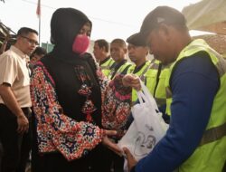 Wagub Sulsel Bagikan Ratusan Sembako untuk Pekerja di TPA Tamangapa