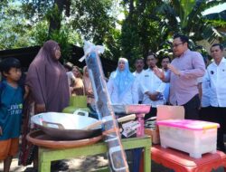 Wabup dan Ketua TP PKK Gowa Kunjungi Warga Miskin Ekstrem, Serahkan Bantuan Peralatan Masak hingga Modal Usaha