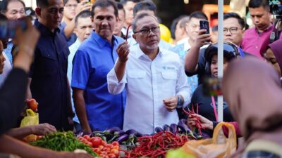 Tinjau Pasar, Menko Zulhas Kaget Harga Bawang Putih dan Cabai Rawit