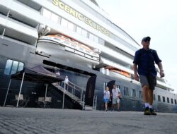 Bawa 177 Wisatawan, Kapal Pesiar Mewah Scenic Eclipse II Sandar di Pelabuhan Makassar