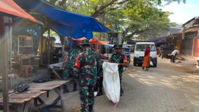Personil Koramil 1408-09/Tamalate Bersinergi Bersihkan Pasar