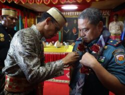 Di Museum Balla Lompoa, Danlantamal Dianugerahi Pin Kehormatan Kerajaan Gowa 