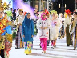 Wawali dan Ketua PKK Makassar Tampil Memukau di Karnaval Budaya APEKSI 2025