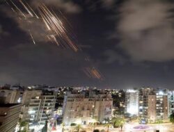 Iran Klaim Rudal Hipersonik Porak-porandakan Kota-kota di Israel