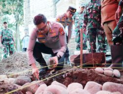 Kapolres Gowa Letakkan Batu Pertama Pembangunan Rumah Korban Kebakaran di Barombong