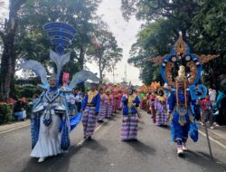 Puluhan Peserta Fashion Karnaval Bersaing Tampilkan Ragam Kreasi Busana Etnis Terbaik
