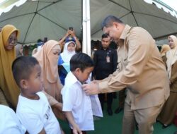 Bagikan Seragam Gratis, Wali Kota Munafri: Sekolah Bukan Tempat Bisnis
