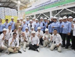 Titik Soeharto Tinjau Beras di Bulog Makassar, Pastikan Stok hingga Proses Pengemasan