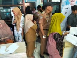 Ratusan Warga Ramai-ramai Urus KIS di Kantor Kecamatan Sangkarrang