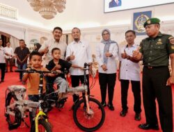 Dua Bocah Pemungut Sisa Kue di Gowa Sempat Viral, Dapat Hadiah Sepeda dari Gubernur