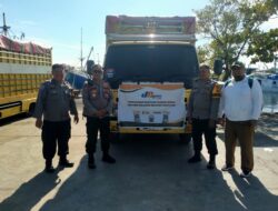 Polisi Kawal Distribusi Bantuan Beras untuk Warga Kepulauan Sangkarrang