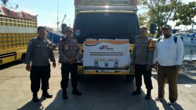 Polisi Kawal Distribusi Bantuan Beras untuk Warga Kepulauan Sangkarrang